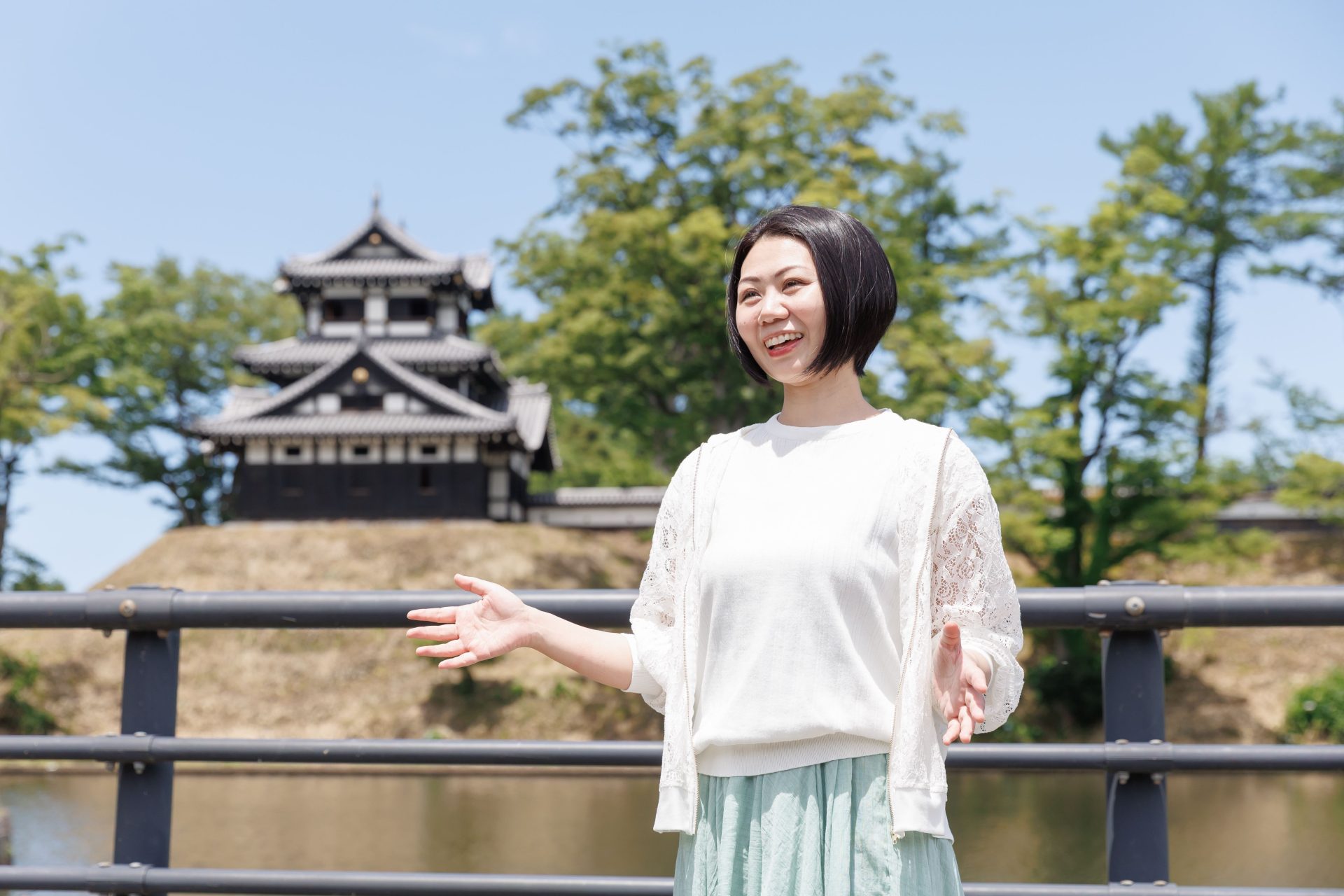 高田城址公園にてインタビュー中の大竹美和子氏