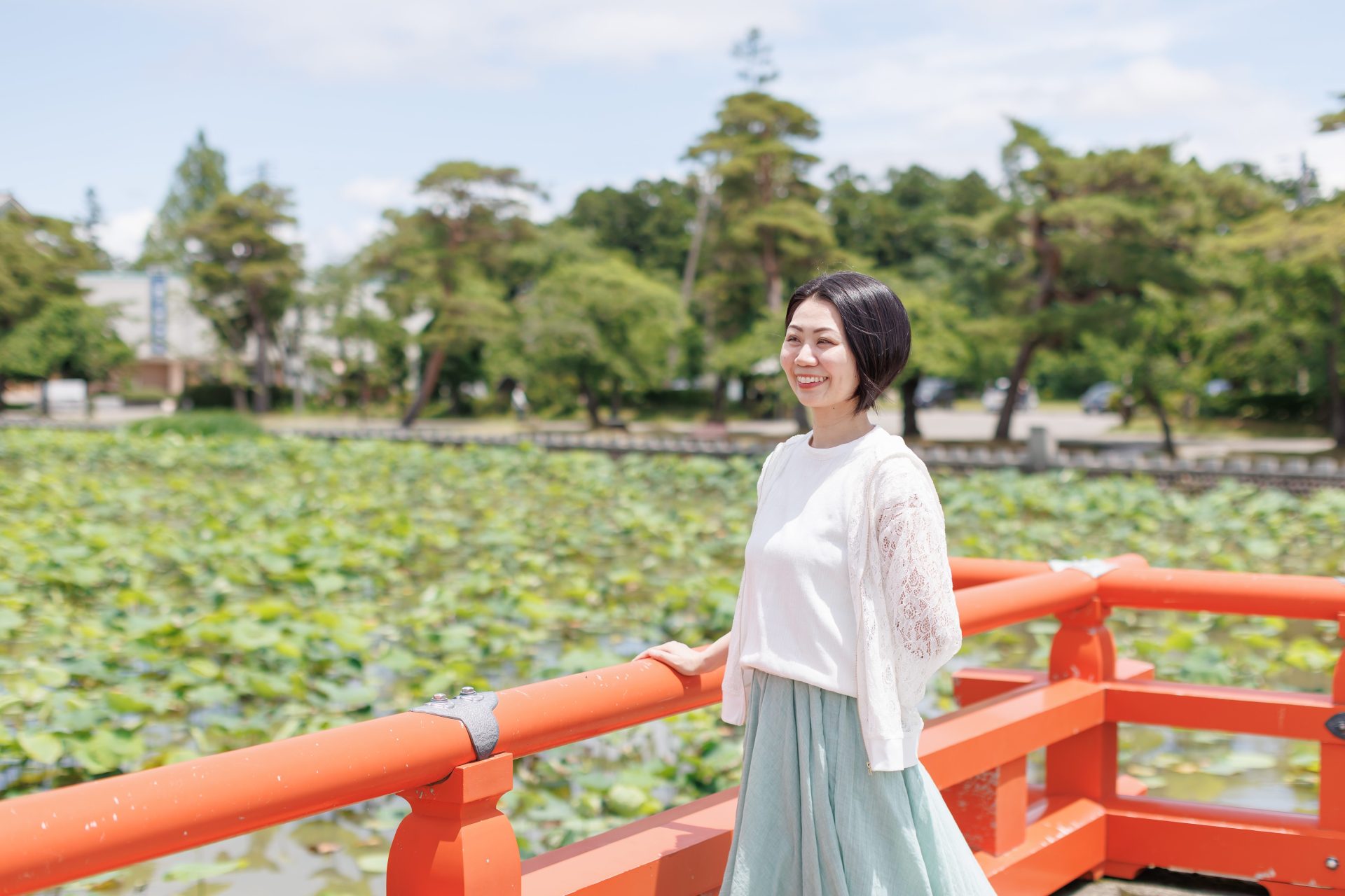 高田城址公園の西堀橋の蓮池の前で。大竹美和子さん