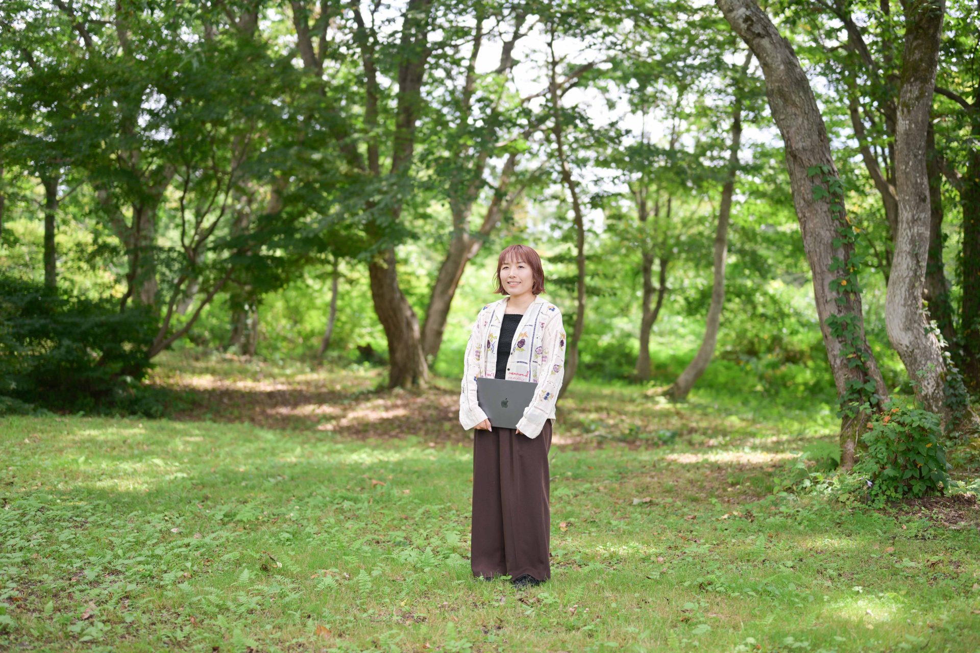 新潟県妙高市にて撮影したデザイナーの滝本理恵さん