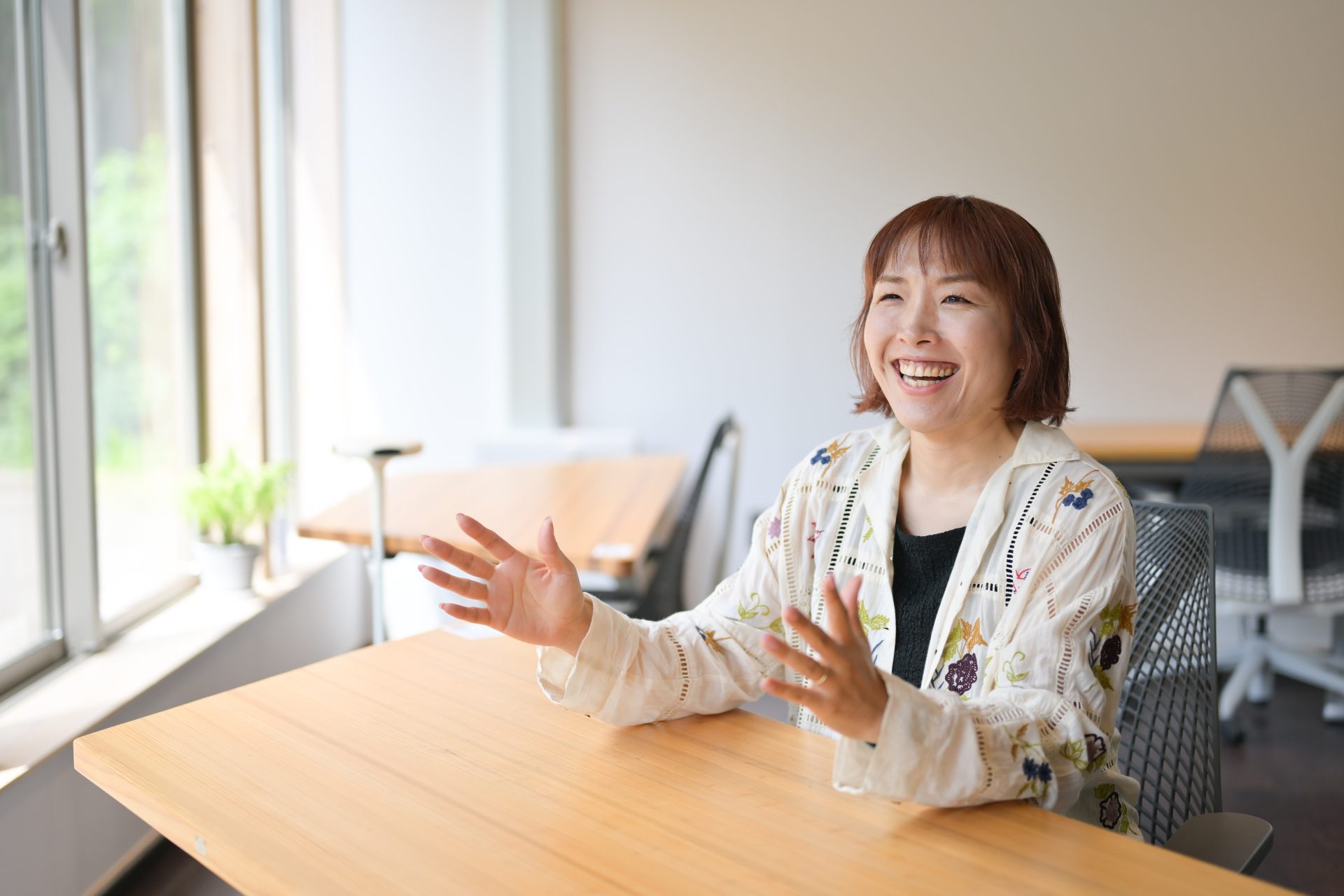 MYOKO BASE CAMPで撮影したthinc Journal取材時の滝本理恵さん